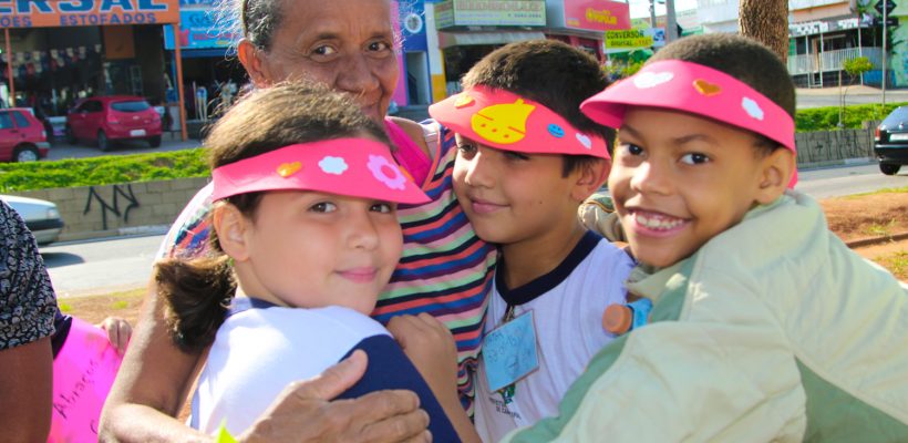 Crianças distribuem abraço grátis e dão lição de gentileza e carinho no meio da praça Crianças distribuem abraço grátis e dão lição de gentileza e carinho no meio da praça