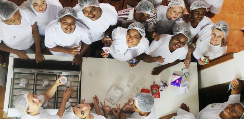 Oficina de auxiliar de cozinha apresenta participantes ao mundo da culinária Oficina de auxiliar de cozinha apresenta participantes ao mundo da culinária